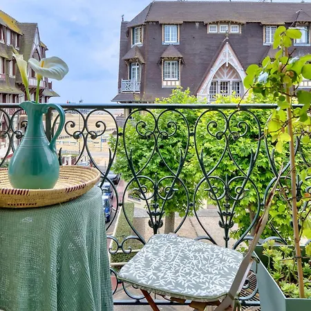 Awesome In Sur Trouville-sur-Mer